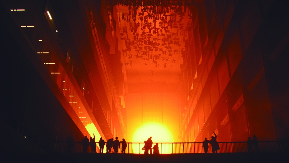 “Weather Project”, a instalação de Olafur Eliasson que simulou um pôr do sol dentro do Turbine Hall, no Tate Modern, em Londres, no ano de 2003. | Nathan Williams/Creative Commons