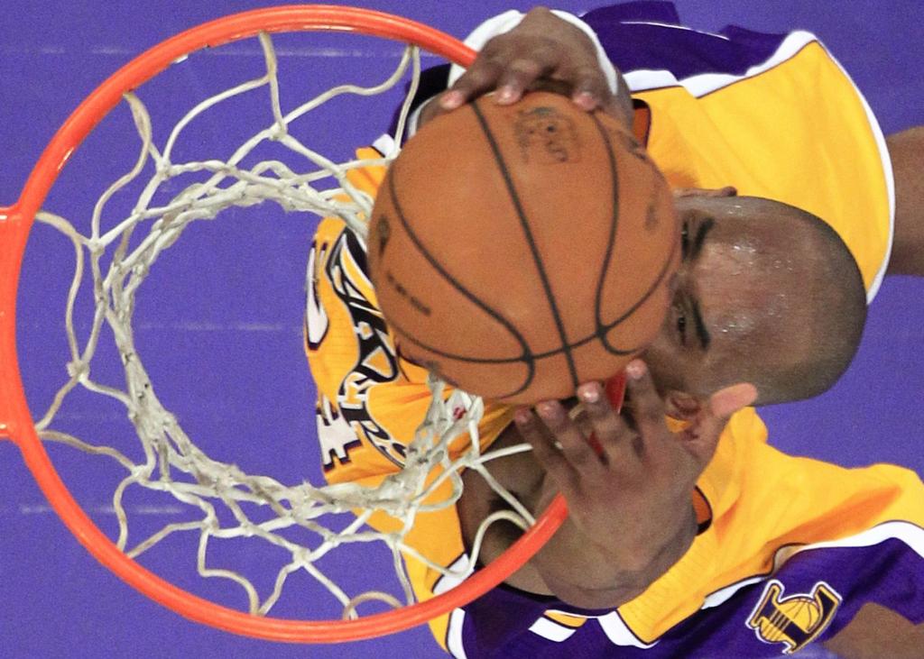 Kobe Bryant, do Los Angeles Lakers, tem quase 200 mil votos a mais do que o MVP Stephen Curry. | Lucy Nicholson/Reuters
