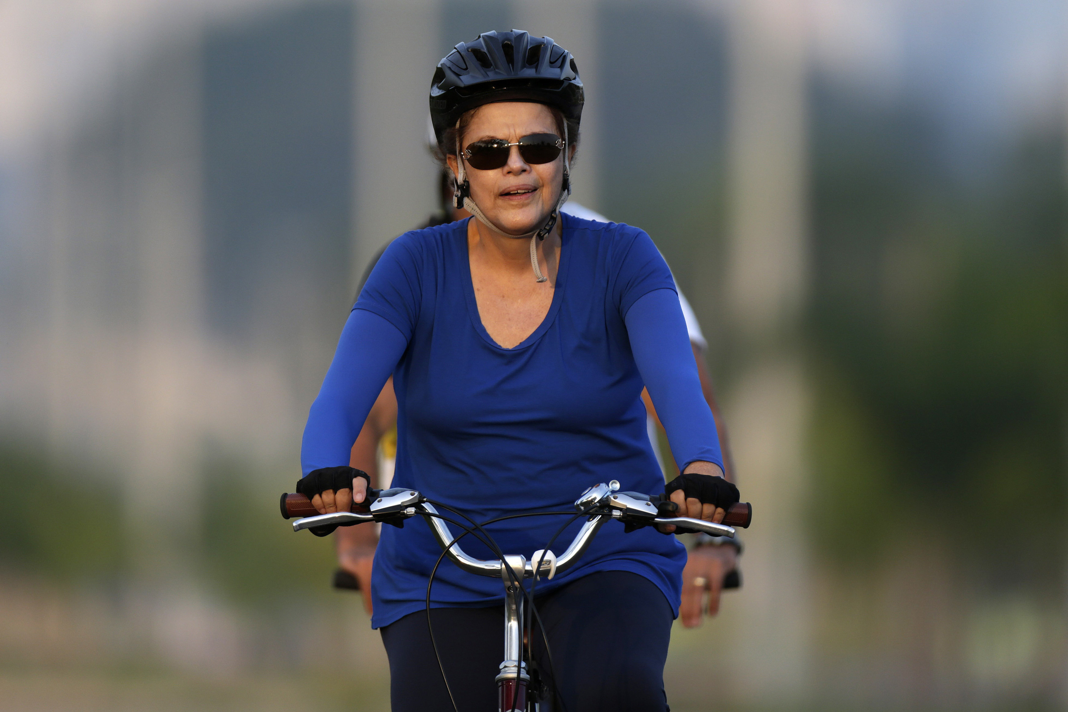 Presidente Dilma Rousseff pedala pelas proximidades do Planalto: dúvidas sobre o impeachment. | Ueslei Marcelino/Reuters