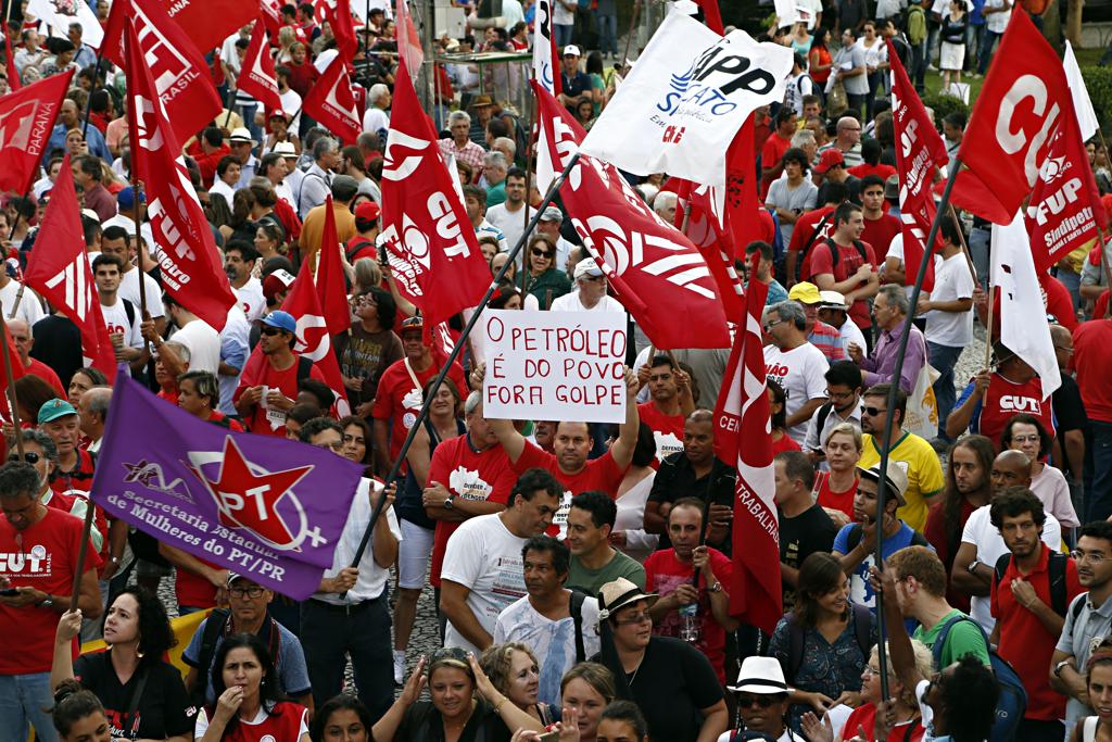 O documento diz que Cunha, “ameaçado de cassação por ter mentido a seus pares” sobre contas não declaradas no exterior, respondeu com “truculência e ilegalidade à rejeição de manobras espúrias para proteger o cargo e o mandato”. | Albari Rosa/Gazeta do Povo