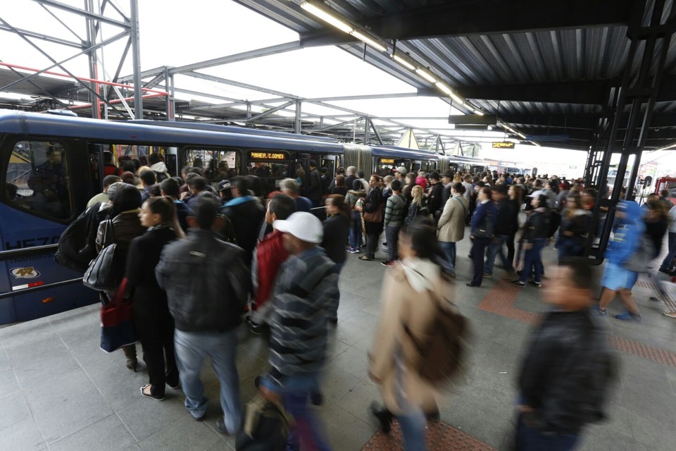 Paralisação parcial na manhã desta terça-feira provocou filas em terminais, como o do Pinheirinho | Henry Milléo/Gazeta do Povo