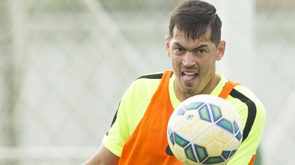 Cáceres é o mais cotado para substituir o volante João Paulo, suspenso, no jogo de despedida do Coxa na temporada. | Hugo Harada/Gazeta do Povo