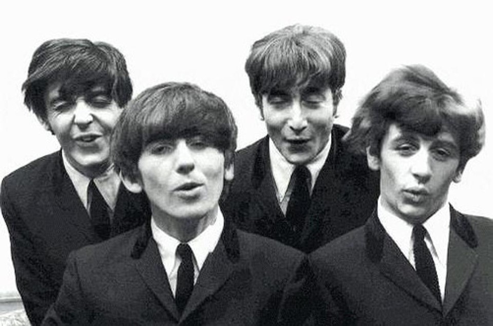 Paul, George, John e Ringo durante as gravações de “Please Please Me” (1963). | Divulgação