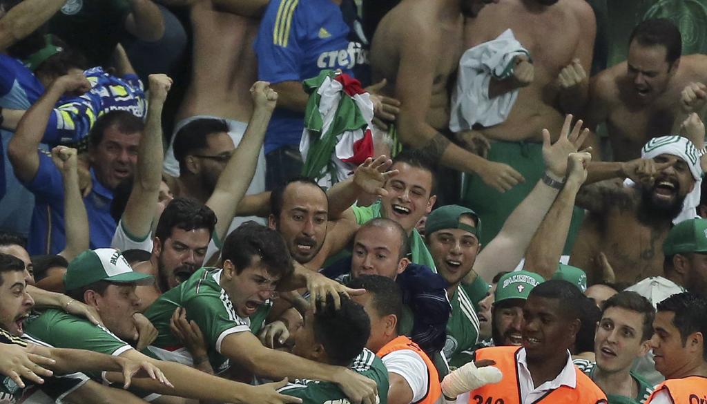 Dudu vai comemorar com a torcida o segundo gol do Palmeiras diante do Santos, no Allianz Parque. | José Patricio/Reuters
