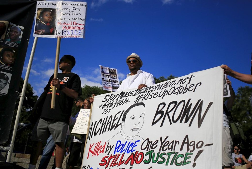 O homicídio de Michael Brown, jovem negro que morreu alvejado pela polícia no Missouri, completou um ano em agosto de 2015 | EDUARDO MUNOZ/REUTERS