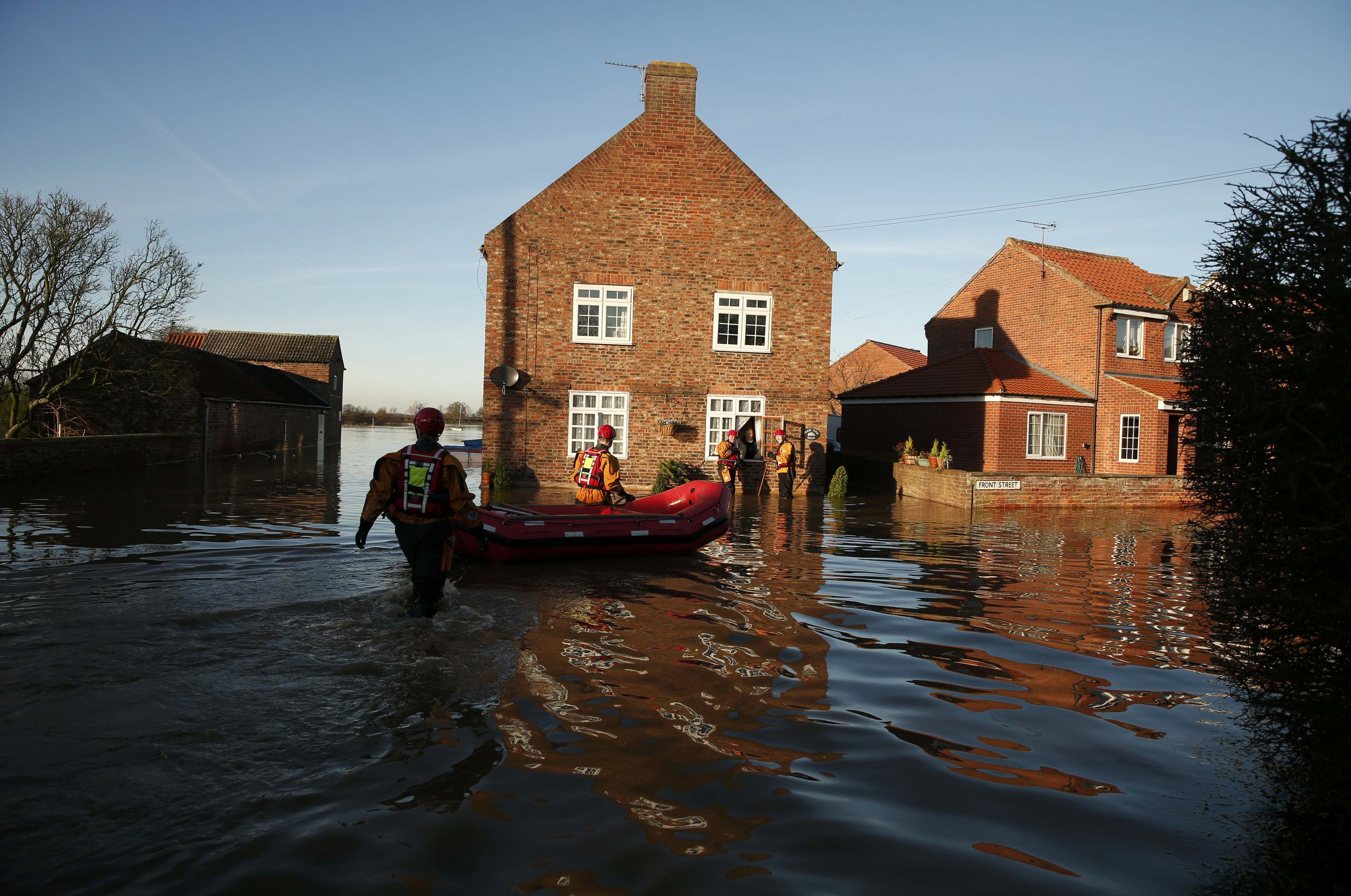 Serviço de emergência evacuam casas na região de Tadcaster, ao norte da Inglaterra. | PHIL NOBLE/REUTERS