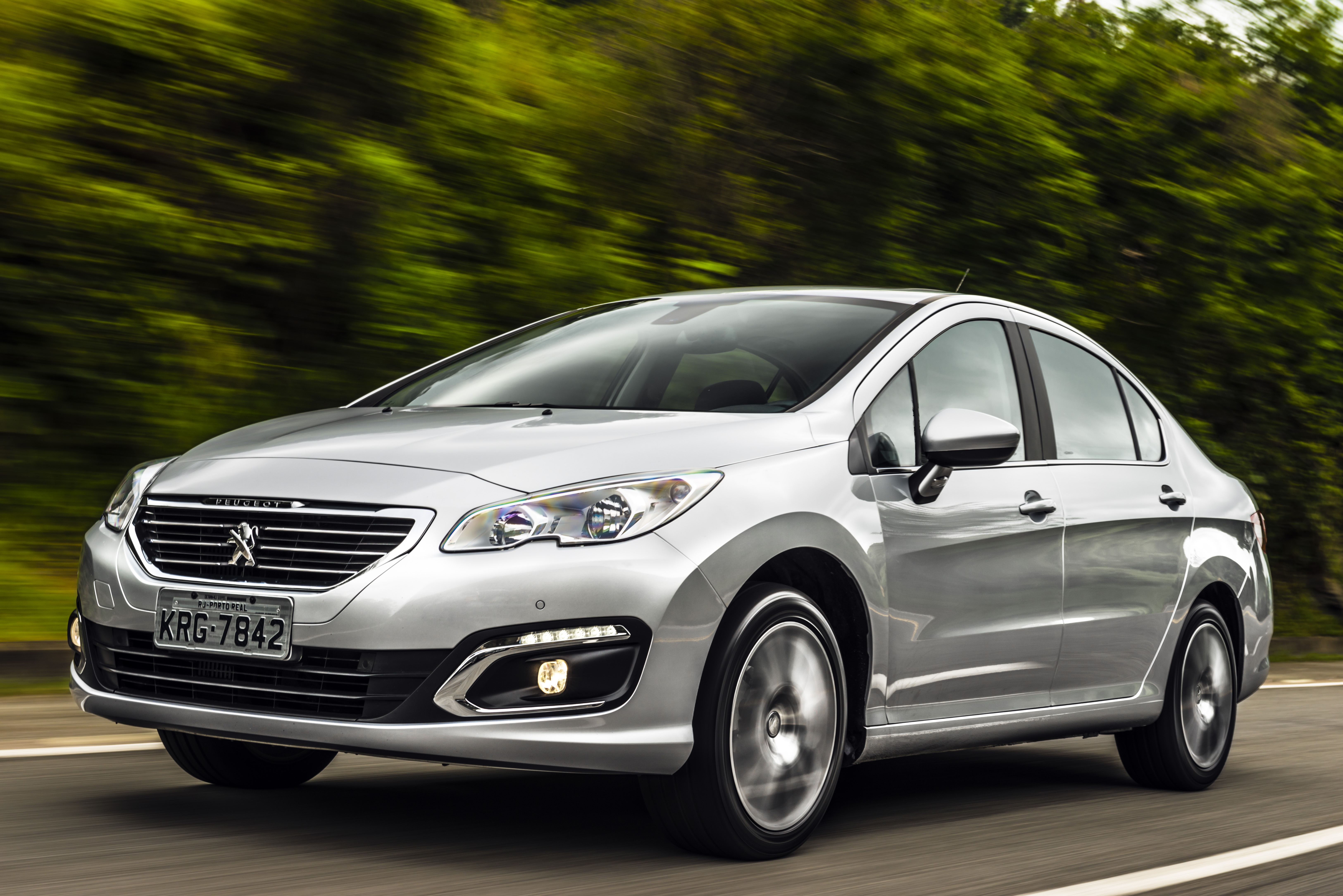A grade frontal está maior e os faróis com a base levemente seccionada, seguindo o estilo europeu. | Fotos: Pedro Bicudo/Peugeot