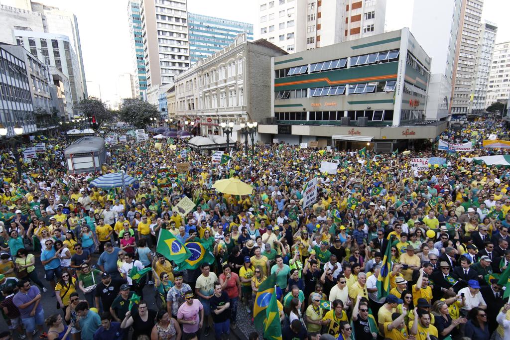 O clima festivo era claro entre os movimentos que organizaram manifestações contra Dilma ao longo do ano de 2015. | Aniele Nascimento/Gazeta do Povo
