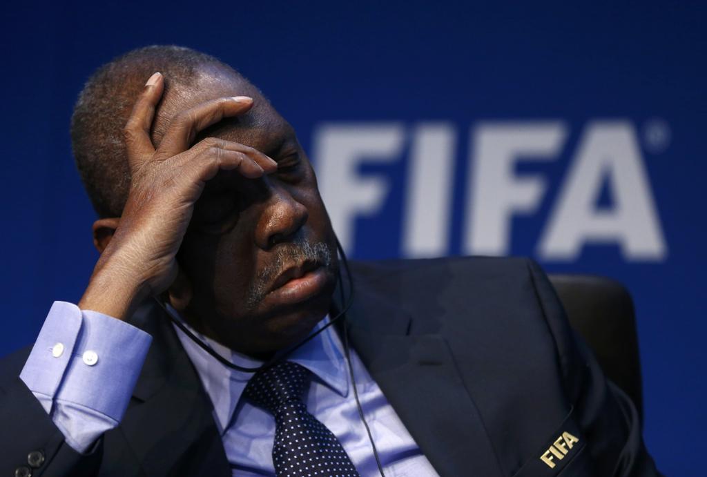 Camaronês Issa Hayatou cochila durante o anúncio das mudanças nas bases da Fifa. | ARND WIEGMANN/REUTERS