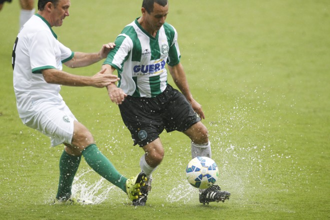 Chuva prejudicou as condições do gramado mas jogadores superaram as dificuldades e partida teve cinco gols. |