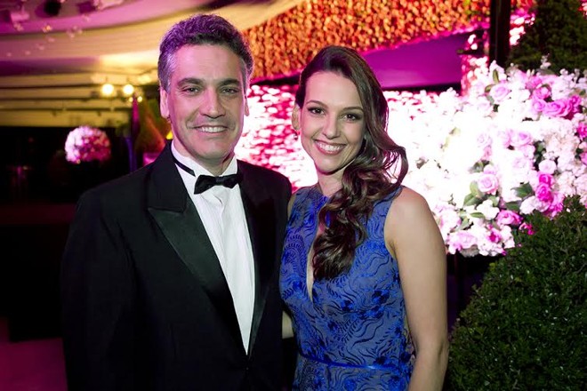 O Réveillon do Clube Curitibano pontifica absoluto pela natural grandiosidade que o cerca. À ambientação, com a maestria criativa de João Callas, soma-se as emoções e o espetacular show pirotécnico, à beira da piscina, com previsão de 7 minutos. Laura e Renato Ramalho, ele vice- presidente do Clube, recepcionarão com a conhecida e admirável cordialidade | DIVULGAÇÃO