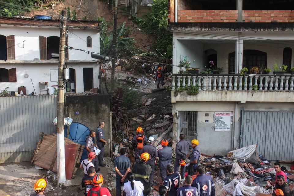 Por volta das 20h, uma encosta cedeu e atingiu ao menos três casas na rua Nhá Jorda, no Jardim Mirante | FramePhoto/Folhapress