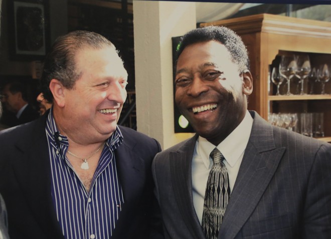 Carneiro Neto e Pelé, em 2007. | Arquivo Pessoal