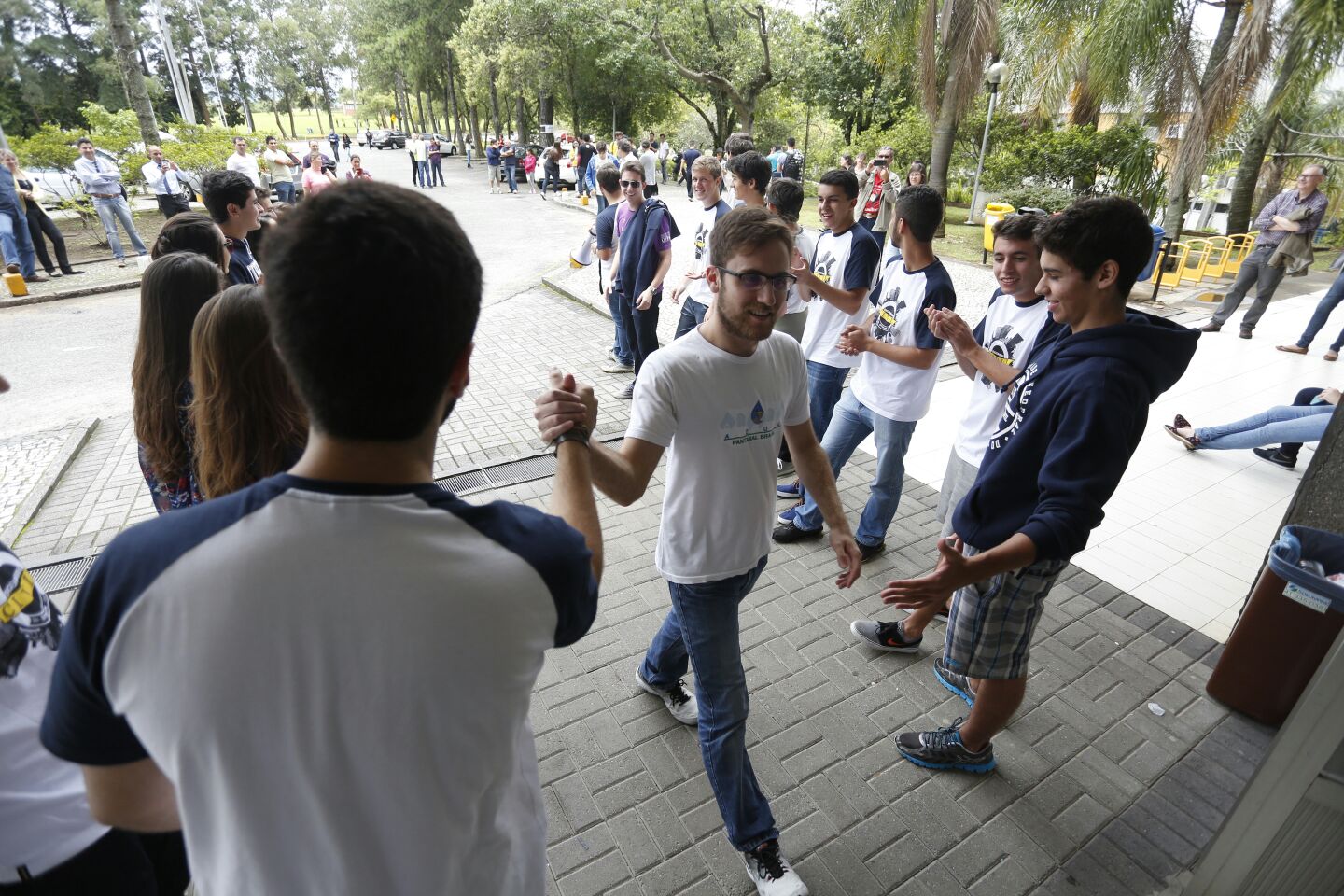 Energia positiva: candidato é saudado antes de entrar na sala de prova. | Henry Milleo/Gazeta do Povo