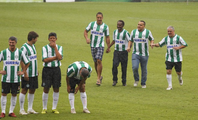 Família de Toby esteve presente na festa e entrou em campo junto com os ex-companheiros do meia. |
