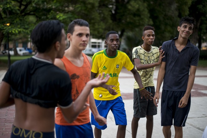 Camisetas de clubes e seleções ganham as ruas e praças do centro de Havana | Henry Milléo