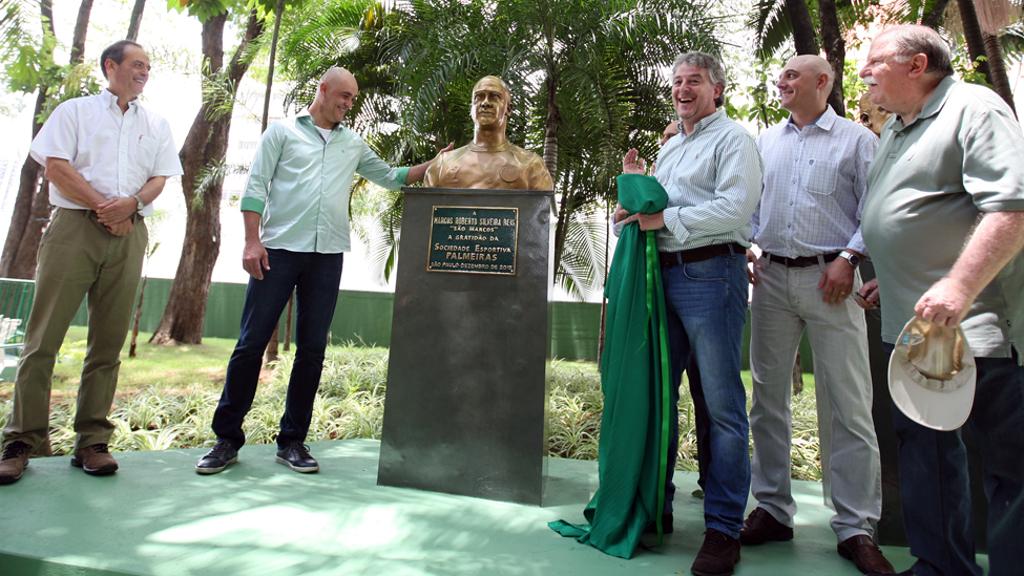 O ex-goleiro Marcos observa o busto em sua homenagem na sede do Palmeiras. | Fabio Menotti / Ag. Palmeiras/