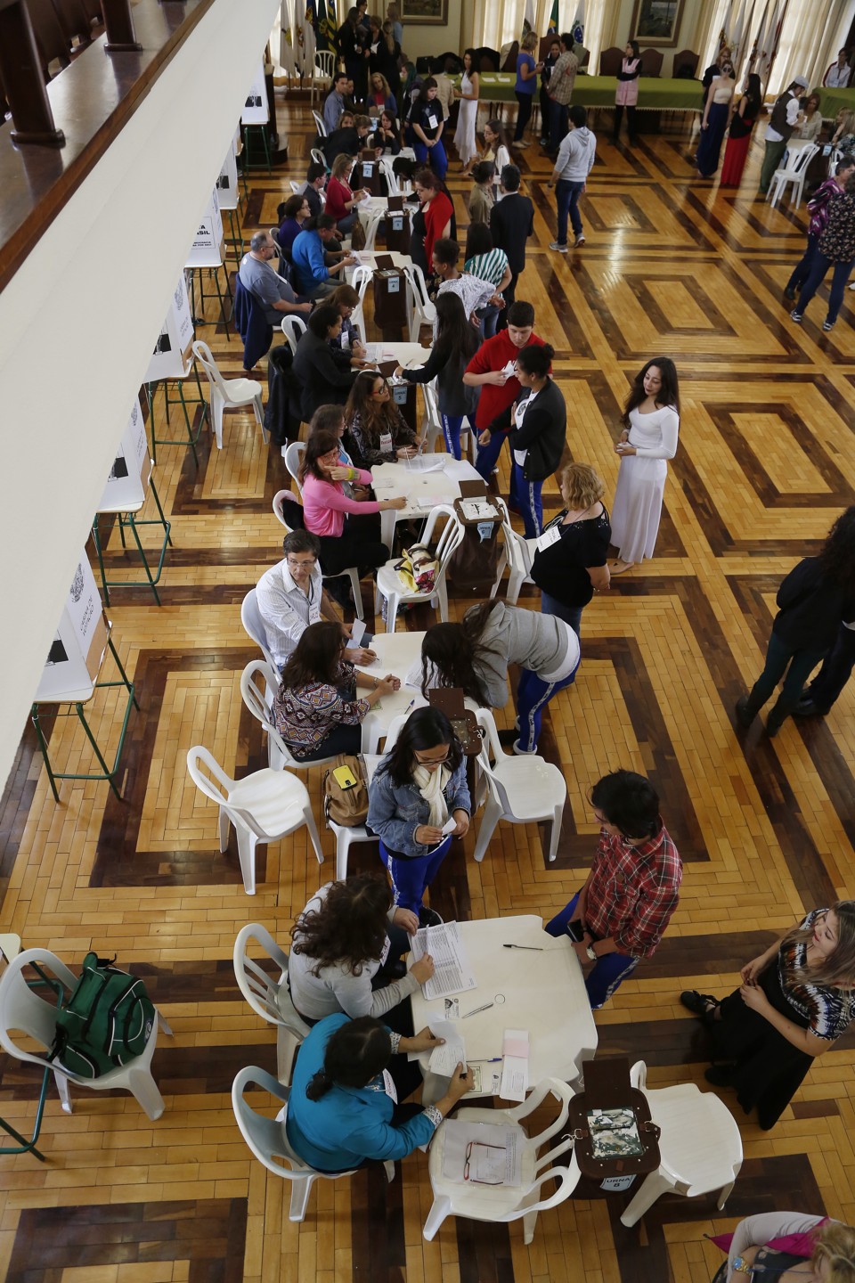 Votações no Colégio Estadual do Paraná, o maior do estado. | Henry Milleo/Gazeta do Povo