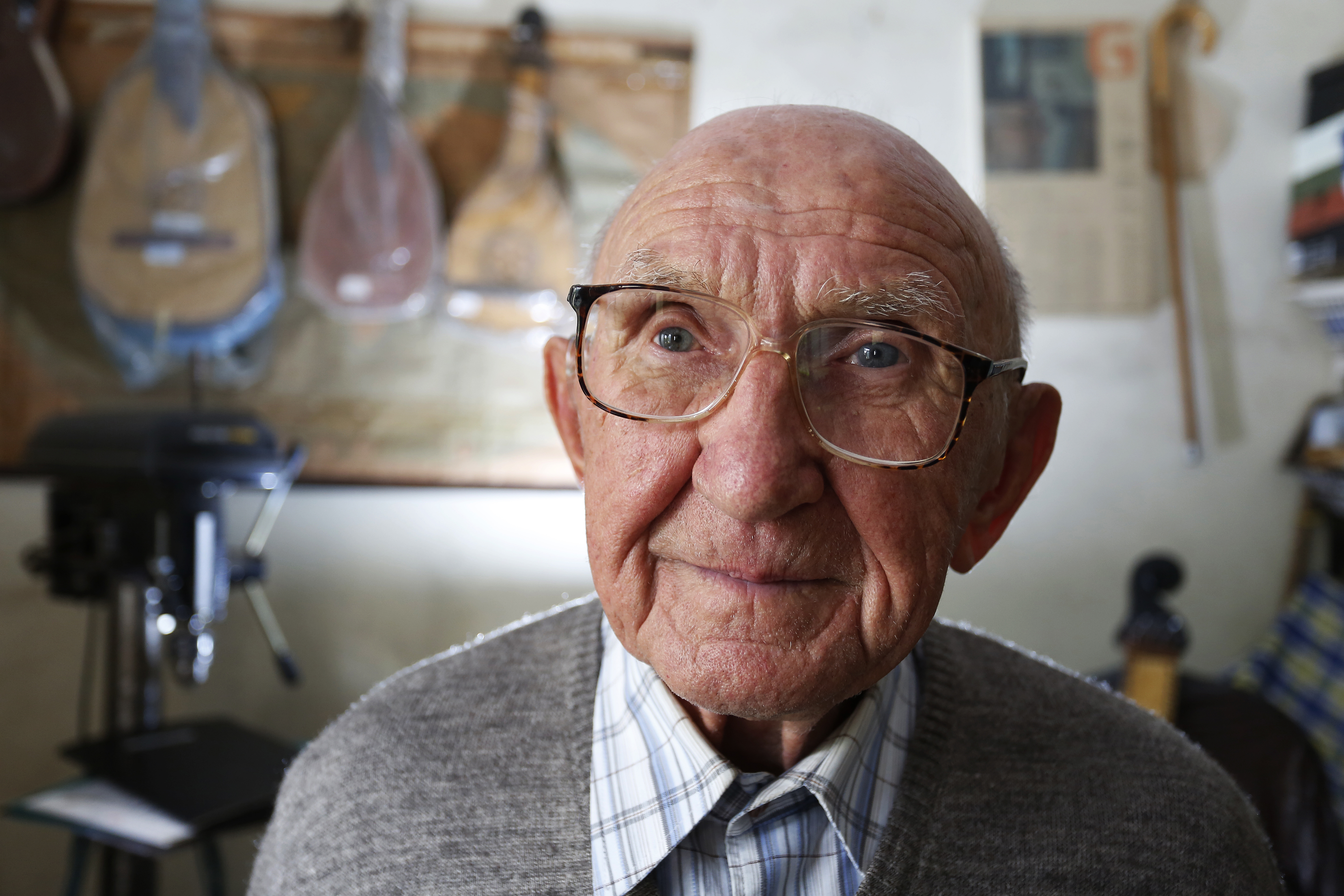 Iván Bojko em sua oficina de construção de banduras, que mantém no capricho. | Henry Milleo/Gazeta do Povo