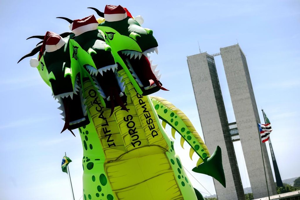 Dragão montado pela Força Sindical em frente ao Congresso: piora na arrecadação nos próximos meses ocorrerá, sobretudo, por conta do crescimento do desemprego | Marcelo Camargo/Agência Brasil