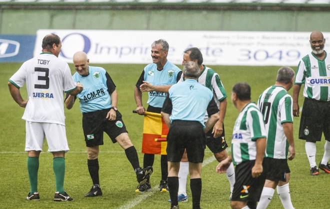 Arbitragem da partida entrou no clima de festa das equipes. | Daniel Castellano/Gazeta do Povo