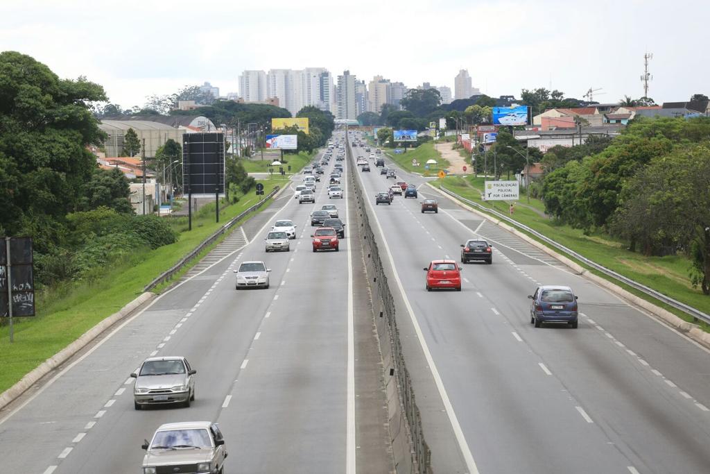 Movimento de veículos sentido litoral deve permanecer alto até as 21 horas. | Ivonaldo Alexandre/Gazeta do Povo