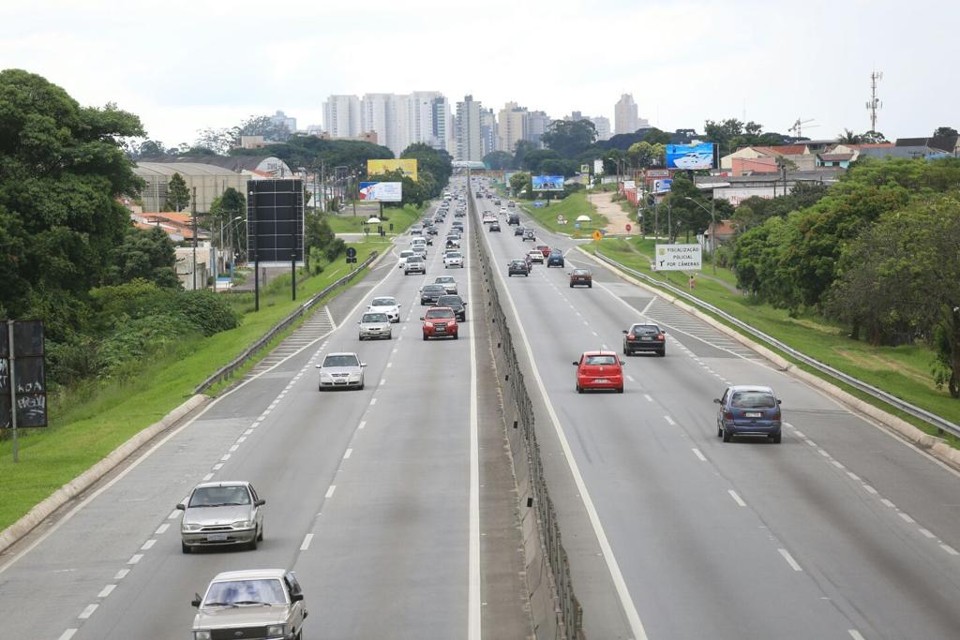 Movimento de veículos sentido litoral deve permanecer alto até as 21 horas. | Ivonaldo Alexandre/Gazeta do Povo