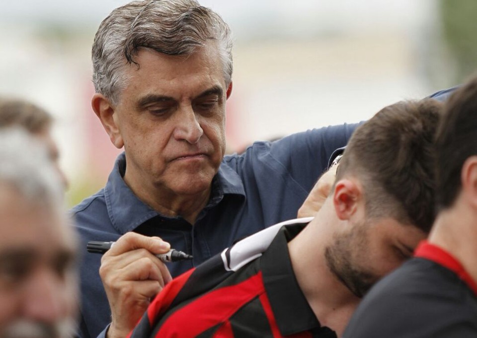 Petraglia autografa camisa de torcedor durante eleição do Atlético. | /Jonathan Campos/Gazeta do povo
