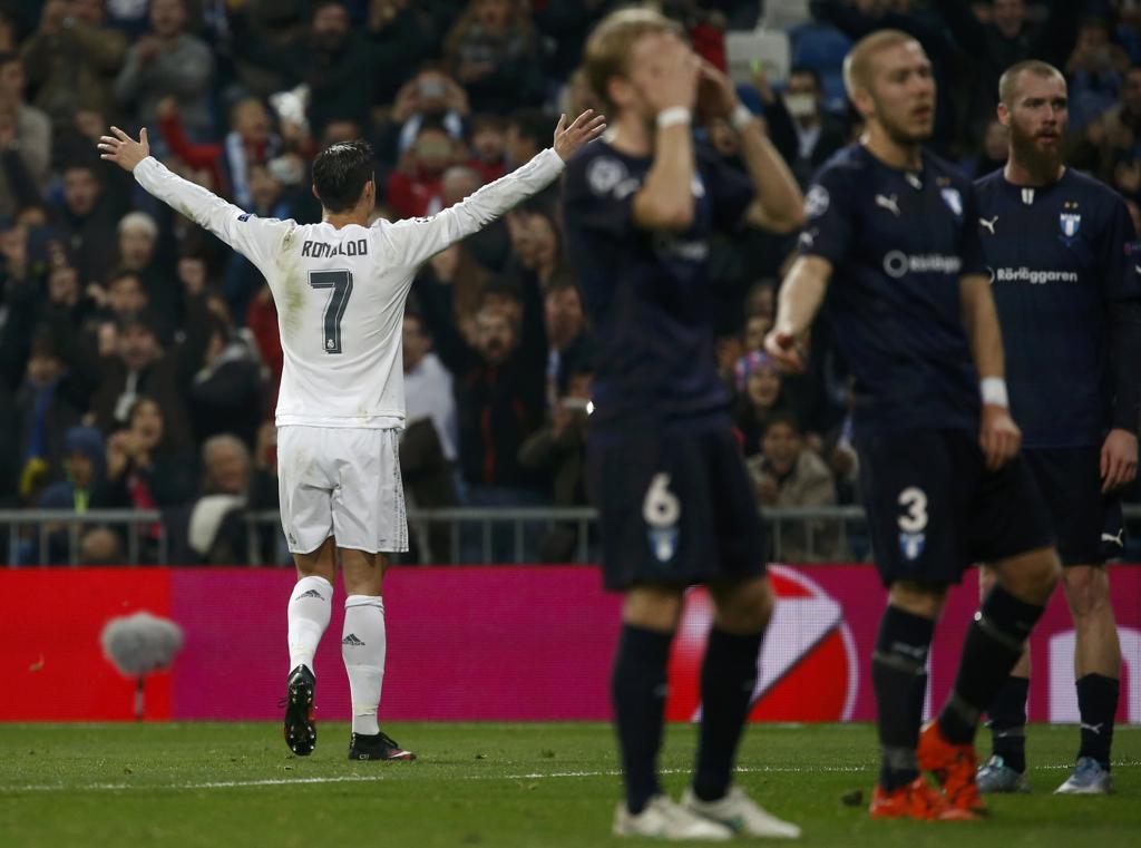 Cristiano Ronaldo comemora um de seus quatro gols sobre o Malmö, para desespero dos adversários. | Juan Medina/Reuters