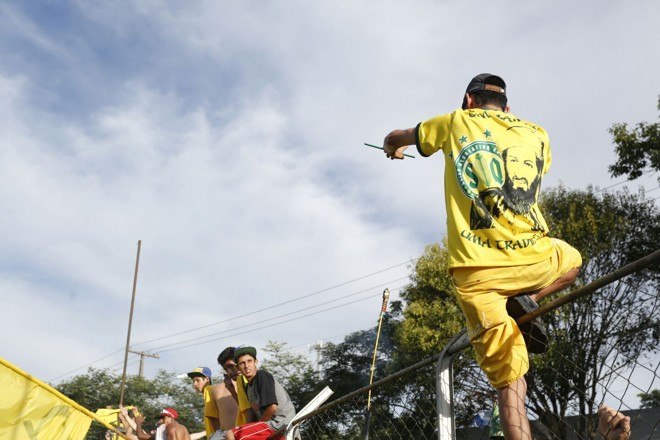 Torcedor pulando o alambrado. | Henry Milleo/Gazeta do Povo
