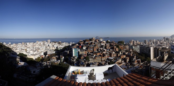Reportagem especial sobre as obras e preparativos para as Olimpíadas Rio 2016 - faltando um ano para o evento. Na foto, vista panorâmica do morro do Canta Galo. Do lado esquerdo a praia de Copacabana e do direito a praia de Ipanema no Rio de Janeiro. | Albari Rosa/Gazeta do Povo