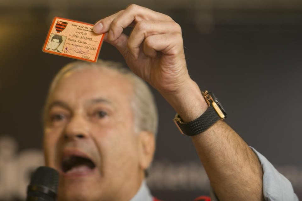 João Alfredo Costa Filho mostra carteirinha antiga de sócio do Atlético durante evento da chapa Atlético de Novo. | Marcelo Andrade/Gazeta do Povo