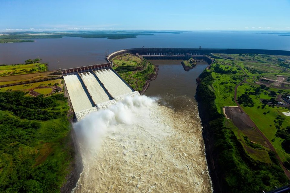Ao longo de 2014, devido à seca, a usina gerou menos energia do que o volume estabelecido em contrato e foi obrigada a comprar o que não gerou no mercado de curto prazo | Alexandre Marchetti/Itaipu Binacional
