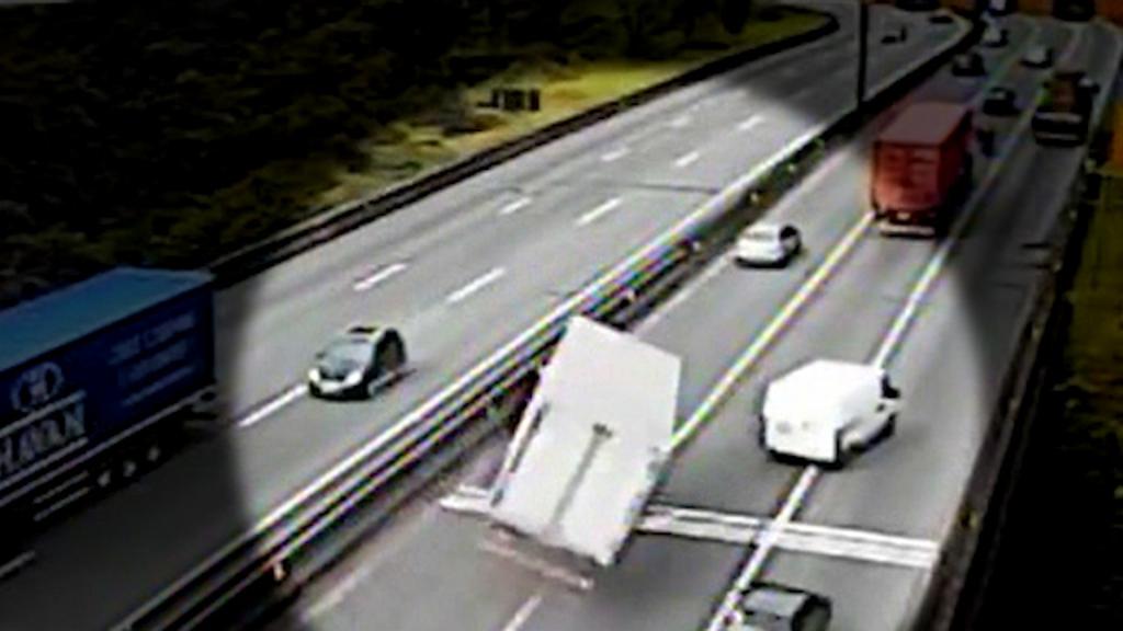 Caminhão em alta velocidade balançou na pista antes de tombar. | Reprodução/Autopista Litoral Sul