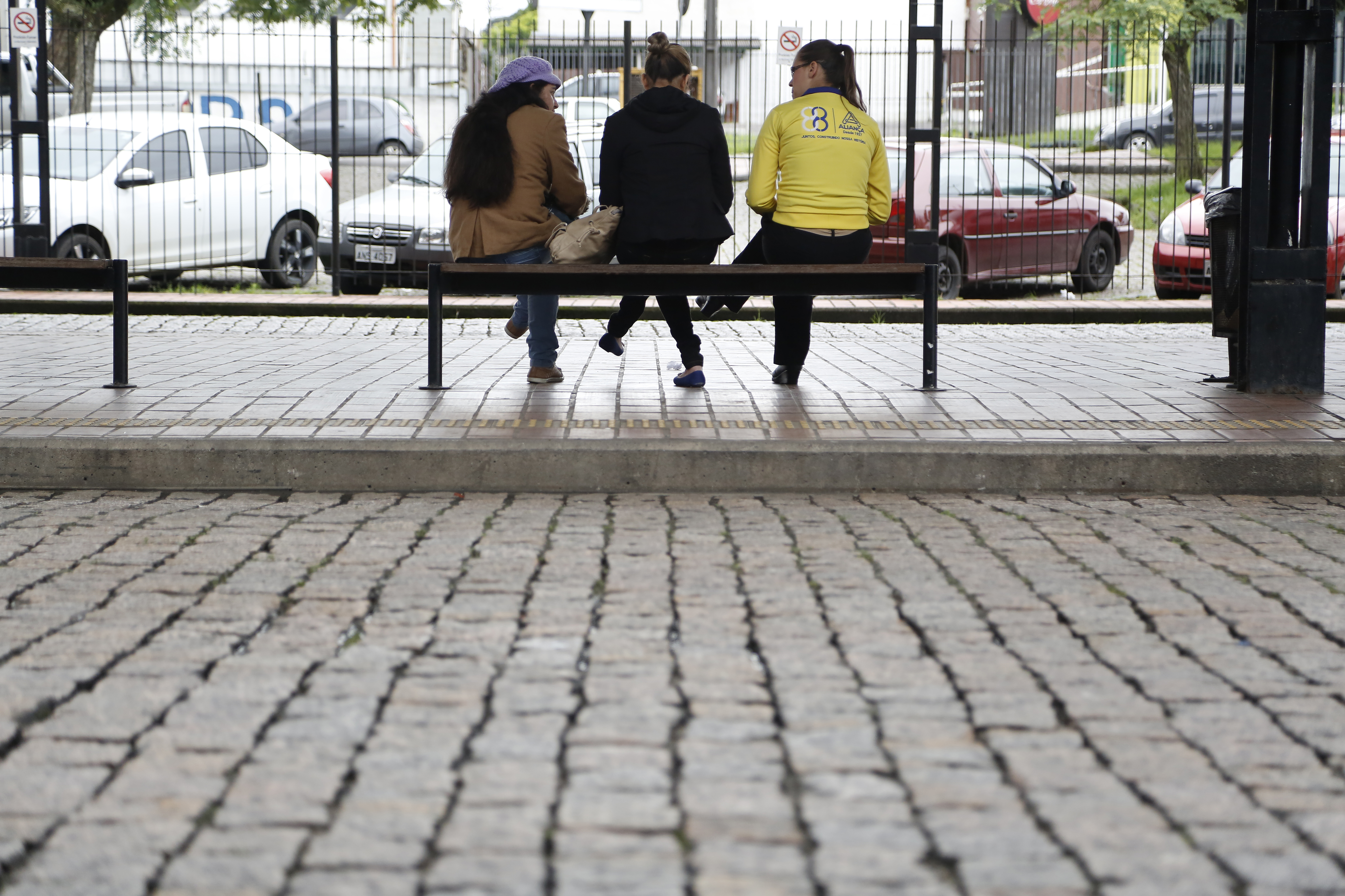 Passageiras esperam ônibus no terminal do Boqueirão.  Desta vez, fim da greve veio rápido. Mas a espera pela solução definitiva será longa. | Henry Milleo/Gazetea