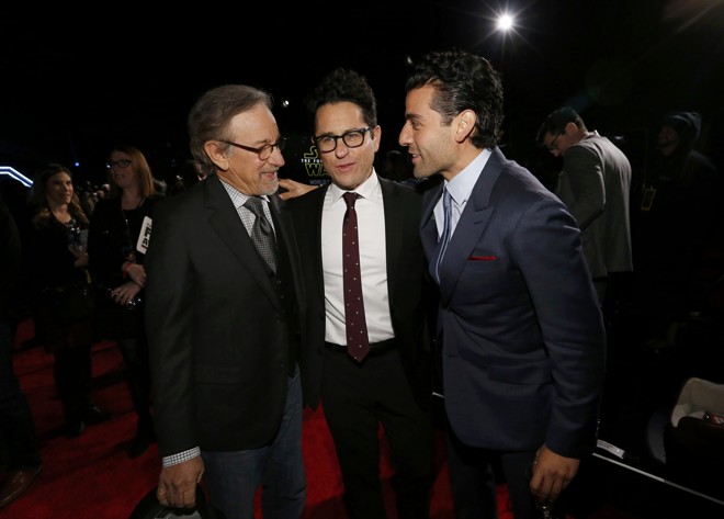 Steven Spielberg, J.J. Abrams e Oscar Isaac. | MARIO ANZUONI/REUTERS