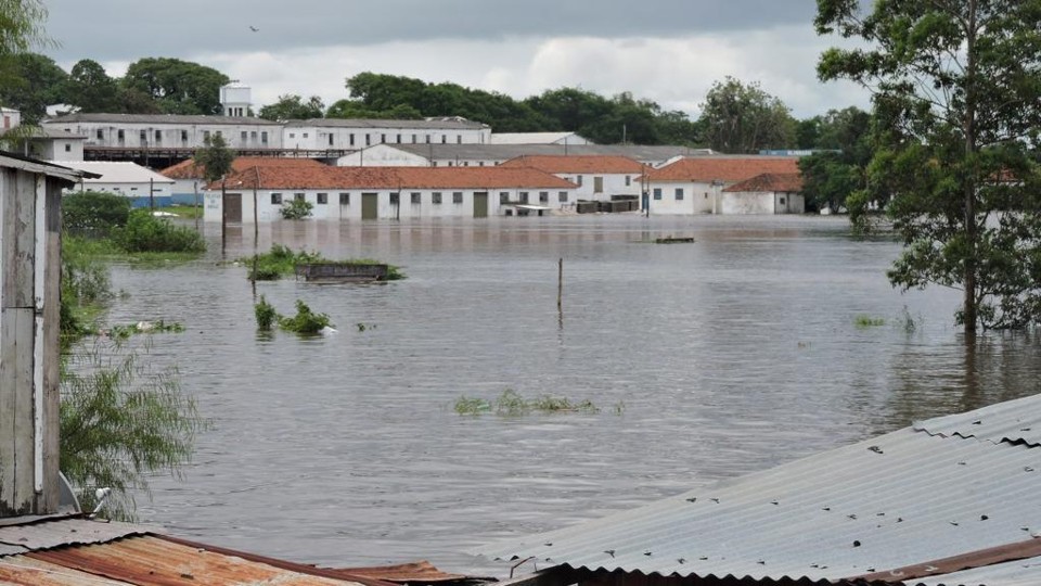Coberta pela cheia do Rio Uruguai, a cidade de Uruguaiana, no Rio Grande do Sul, receberá ajuda de R$ 6,6 milhões do governo federal. | Defesa Civil de Uruguaiana