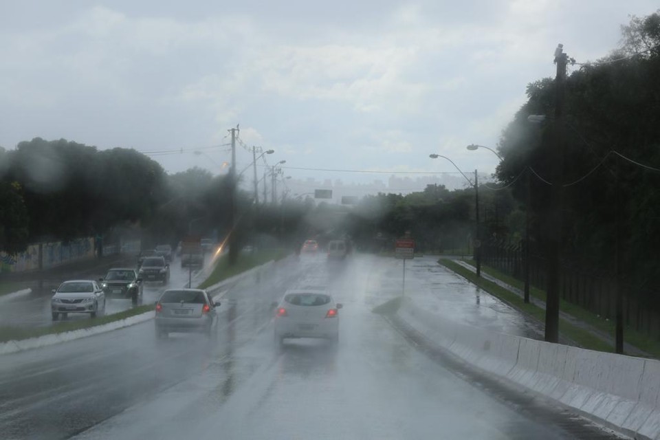 Chove em Curitiba. | Ivonaldo Alexandre/Gazeta do Povo