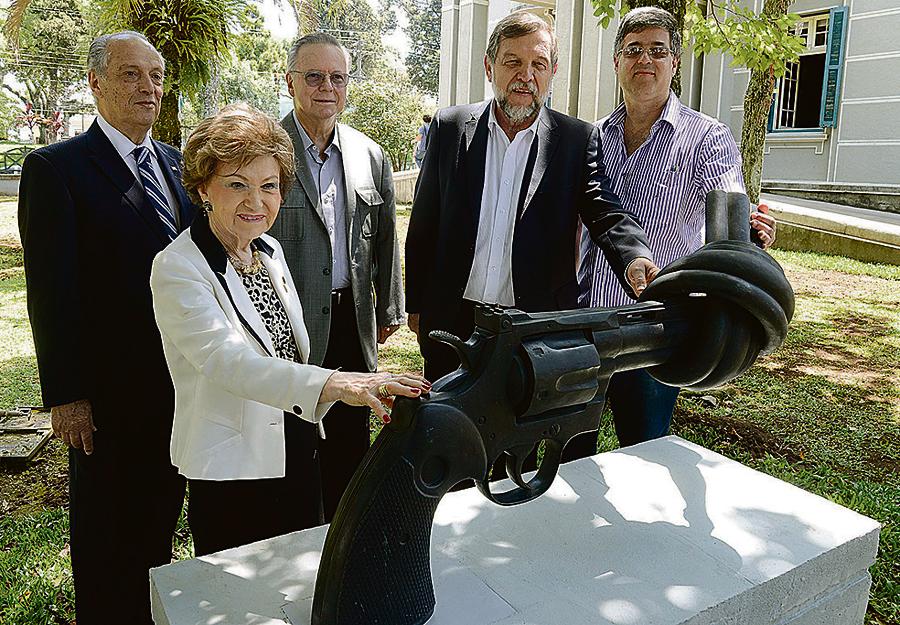 O advogado Cleverson Marinho Teixeira, a presidente da Academia Paranaense de Letras, Chloris Casagrande Justen, o empresário Roberto Demeterco, o secretário de Assuntos Estratégicos do estado, Flavio Arns, e o diretor do Museu Paranaense, Renato Carneiro (a partir da es.), diante da escultura símbolo do projeto Não Violência. | Kraw Penas