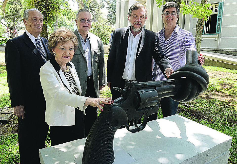 O advogado Cleverson Marinho Teixeira, a presidente da Academia Paranaense de Letras, Chloris Casagrande Justen, o empresário Roberto Demeterco, o secretário de Assuntos Estratégicos do estado, Flavio Arns, e o diretor do Museu Paranaense, Renato Carneiro (a partir da es.), diante da escultura símbolo do projeto Não Violência. | Kraw Penas