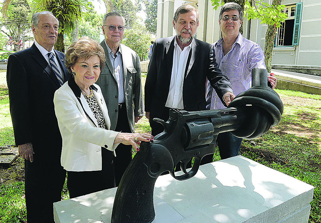 O advogado Cleverson Marinho Teixeira, a presidente da Academia Paranaense de Letras, Chloris Casagrande Justen, o empresário Roberto Demeterco, o secretário de Assuntos Estratégicos do estado, Flavio Arns, e o diretor do Museu Paranaense, Renato Carneiro (a partir da es.), diante da escultura símbolo do projeto Não Violência.