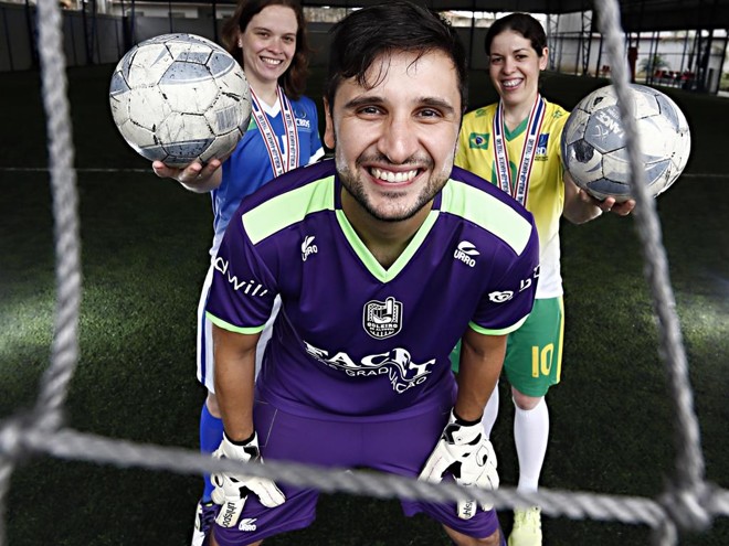 Samuel Toaldo com Josiane Poleski e Vanderléia Barbosa: Goleiro de Aluguel bancou seleção de surdas. | Albari Rosa/Gazeta do Povo