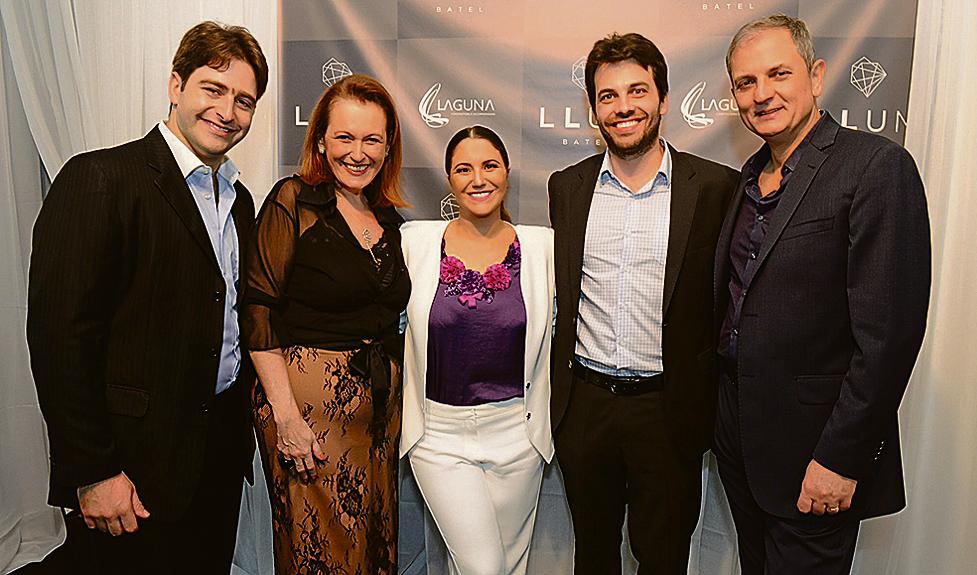 O diretor da construtora Laguna, Gabriel Raad (esq.), a ligth designer Regina Bruni, o diretor de Incorporação, André Marin (de barba), e o arquiteto Flavio Schiavon com a cantora Maria Rita, que fez o animado show de lançamento do residencial LLUM Batel na noite de terça-feira. | Gerson Lima