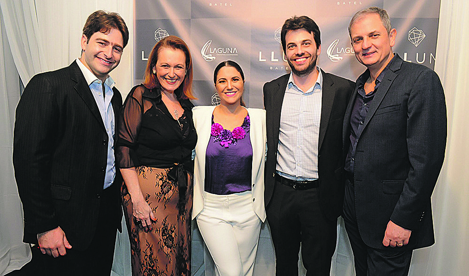 O diretor da construtora Laguna, Gabriel Raad (esq.), a ligth designer Regina Bruni, o diretor de Incorporação, André Marin (de barba), e o arquiteto Flavio Schiavon com a cantora Maria Rita, que fez o animado show de lançamento do residencial LLUM Batel na noite de terça-feira. | Gerson Lima