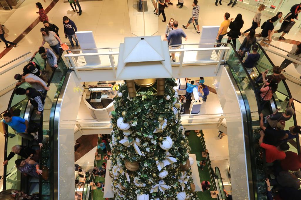 Shoppings ficaram lotados, mas nem todos os clientes carregavam sacolas: cliente está pesquisando muito antes das compras. | Ivonaldo Alexandre / Gazeta do Povo