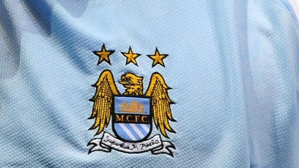 Escudo do Manchester City será alterado para um modelo redondo. | NR/gs/NIGEL RODDIS