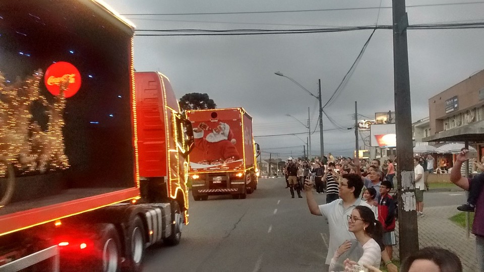 Caminhões da Coca-Cola no Jardim das Américas, em Curitiba, nesta terça | Diego Ribeiro/
Gazeta do Povo