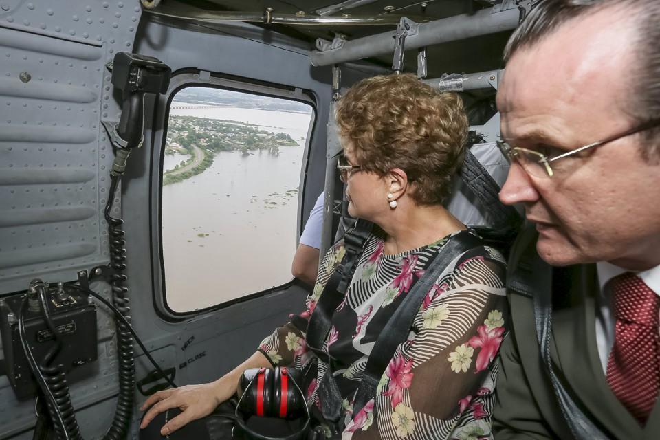 Presidente Dilma sobrevoa a região de Uruguaiana: governo federal intensifica ajuda aos desabrigados. | Handout/Reuters