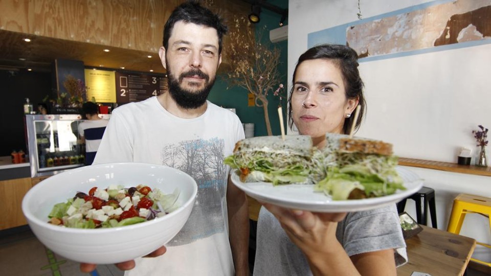 Rodrigo e Patrícia: negócio evoluiu de saladas para viagem a restaurante em menos de dois meses. | Aniele Nascimento/Gazeta do Povo
