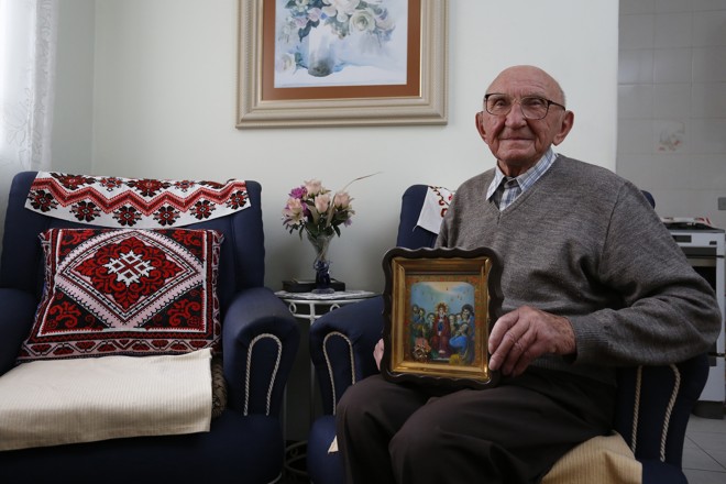 Iván e a imagem que ganhou de um padre na Ucrânia. | Henry Milleo/Gazeta